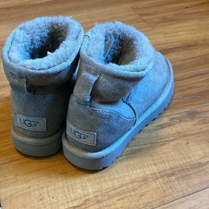 Like new short UGG youth size 5.